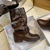 Botas de Cavaleiro Estilo Britânico Versáteis de Solado Grosso e Salto Grosso para Mulheres 2025 Inverno Novas Botas de Cavaleiro com Fivela de Cinto e Bico Redondo Plissadas para Mulheres