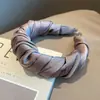 Diadema Enrollada Plisada de Satén Sedoso Estilo Coreano para la Parte Superior Craneal Elevada Estilo Ancho Elegante Combinable Diadema de Presión para el Cabello para Mujeres