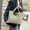 Ropa de Algodón para Primavera y Otoño Bolso de Mujer Bolso Bandolera de Gran Capacidad Bolso Tote Bolso de Hombro Bordado Acolchado Nylon de Exportación Bolso de Mujer para Viajes