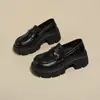Combinado com Sapatos Loafer 2026 aumento de altura mola e outono saia retrô de couro sintético novo estilo para pessoas baixinhas sola grossa sapatos de couro pequenos femininos sola macia
