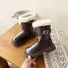 Chegada Nova Outono 2026 Botas Curtas Quentes com Veludo Extra Solado Grosso Botas Martin Botas com Fivela de Couro Salto Médio Botas Peludas Botas Femininas da Moda