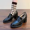 Sapatos Loafer Retro de Couro Macio Estilo Britânico para Mulheres, Saltos Médios Grossos, Sapatos Pequenos Versáteis de Couro Preto, Sapatos com Bico Arredondado e Solado Macio