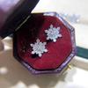 Pendientes de copo de nieve Cao Shi diseño de nicho estilo ins flor de lujo ligero pendientes de temperamento simple pendientes de alta gama