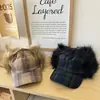 Bonito Gorro de Peluche con Corbatas de Pikachu para Mujer, Nuevo Estilo Otoño e Invierno, Cálido y Versátil, Circunferencia de Cabeza Grande, Gorro de Punto Protector para Orejas, Moderno