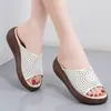 Pantuflas de suela gruesa para mujer 2023 Verano nuevas sandalias de playa tacón plano una tira para mediana edad que aumenta la altura muffin para exterior zapatos frescos