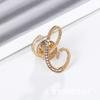 Broche de Letra 2024 Broche de Pino Pequeno de Titânio Inglês com Pedras Strass Broche de Gola Acessórios para Roupas Femininas Tendência Ins Gola