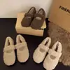 Sapatos fofos femininos 2026 novos estilosos modernos de inverno para uso externo mocassins de pelúcia com uma única tira sapatos Mary Jane