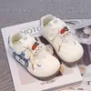 Tênis Esportivo Feminino 2026 Primavera/Outono Novo Casual Versátil Sapatos Brancos Pequenos Infantis Meninas Sola Macia Versátil Sapatos de Treino Alemães
