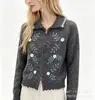 Cardigã de tricô com bordado floral artístico para mulheres, novo estilo outono/inverno, com gola lapela, acabamento em renda e fecho de zíper, uma jaqueta suéter estilo retrô