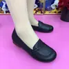 Sapatos da mamãe slip-on sapatos de dirigir para mulheres 2026 Outono sola macia antiderrapante confortáveis para os pés não cansados sapatos baixos de peça única para meia-idade e idosos