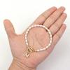 Pulsera para Mujer Retro Francés 26 Letras Iniciales Hebilla de Nutria Colgante de Letra Nicho Lujo Ligero Cobre Incrustado Cuentas de Circonia