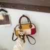 Bolsa Boston de Pelúcia Bloco de Cores de Outono/Inverno para Axila 2026 Nova de Grande Capacidade para o Dia a Dia Bolsa de Ombro Único Casual Versátil Feminina