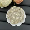 Nuevo Modelo 2025 Broche de Camelia Chanel con Diseño Doble C Incrustado de Diamantes para Mujer, Estilo de Lujo de Alta Gama, Broche de Perlas Inspirado en Chanel
