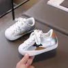 Zapatos Infantiles Puntera de Concha Zapatos de Tabla 2026 Otoño Nuevo Superficie de Cuero Zapatos de Entrenamiento Alemanes para Niños Zapatos Deportivos de Moda para Niñas