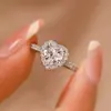 Anillo de Corazón con Diamantes Completo de Moda y Sencillo para Mujer, Lujo Ligero, Diseño Exquisito de Nicho, Temperamento de Alta Gama, Anillo Pulsera Versátil