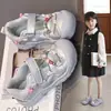 Zapatos para Niñas Bajos Transpirables de Malla Zapatos 2026 Verano Nuevos Huecos de Malla Simple Niña Pequeña Punta Cerrada Sandalias Anti-Pateaduras