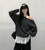 Conjunto de dos piezas: una sudadera casual de manga larga con un diseño de hombro asimétrico, combinada con pantalones sencillos de estilo coreano, creando un conjunto completo y elegante para el otoño