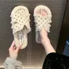 Chinelos Peludos Femininos Chinelos de Algodão Chinelos de Uma Tira 2026 Bico Aberto Novo Estilo Bolinhas para Uso Externo Outono/Inverno Estilo Coreano Simples de Fundo Plano