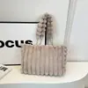 2025 Nova Bolsa de Pelo Moda Feminina Bolsa de Mão Casual Versátil Bolsa de Ombro de Pelúcia Bolsa de Braço Grande Bolsa Tote
