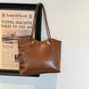 Bolsa Versátil Grande Capacidade Estilo Retrô para o Dia a Dia de Mulheres 2026 Nova Outono Inverno Casual Simples Toque de Luxo Bolsa de Ombro Tote