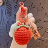 Llavero de felpa tejida creativa "Suceden cosas buenas", colgante pequeño, llavero de bolsa de caqui tejido de ganchillo de dibujos animados, regalo pequeño