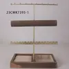 Suporte multifuncional para joias em madeira maciça estilo vintage com hastes metálicas de suspensão em várias camadas, fendas para brincos, bandeja de compartimento duplo e gaveta