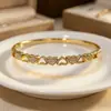 Pulseira Aogu Luxo Leve Elegante Cobre Banhado a Ouro 18K Zircônia Coração Flor para Mulheres, Pulseira Nova Versátil de Alto Padrão de Nicho