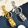 Lindo llavero de oso de metal estilo vintage, accesorio de bolso de nicho de alta gama, colgante de llavero de coche para parejas