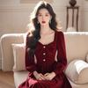 Hermoso y único ambiente de salón de estilo francés para ocasiones importantes, vestido de manga larga con cuello cuadrado y lazo rojo de otoño e invierno.
