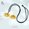 Colgante Redondo Dorado Arena Hueco Carácter de Fortuna con Placa Redonda Patrón de Nube Dorado Chapado en Cobre Tallado, Cadena de Clavícula Ligera de Lujo Versátil Exquisita