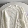 Blusa de Encaje Beige Suave con Cuello Semi-Alto y Jacquard de Encaje Intricado, Elástica y Elegante, Adecuada como Capa Base, Estilo Coreano