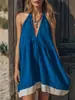 Vestido de Verão 2026 Estilo Europeu e Americano com Decote Halter Profundo para Mulheres, Cor Contrastante, Algodão e Linho, Solto, para Férias na Praia, Vestido Curto Evasê