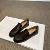 Mocassins slip-on de salto baixo estilo retrô britânico para mulheres, novos sapatos casuais versáteis de couro 2026 com bico redondo