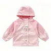 Cortavientos con Capucha y Mangas Raglán Dulce para Bebés y Niños Pequeños, Chaqueta Cortavientos Impermeable para Exteriores con Bordado de Letras y Conejo Lindo para Niños
