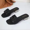 Sandalias plisadas de tacón bajo para mujer de talla grande transfronterizas 2026 primavera nueva moda sandalias de punta cuadrada y tacón cuadrado venta al por mayor
