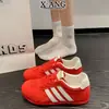 Sapatos femininos de cadarço em couro bovino, estilo alemão vermelho, novo estilo 2026, sola macia, sapatos Forrest Gump, não cansam os pés, sapatos casuais esportivos