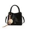 Bolso de mano de moda para mujer, modelo versátil 2026 nuevo, bolso de hombro casual, estilo coreano, adecuado para el uso diario, bolso cesta, bolso cubo, bolso cruzado