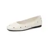 Sapatos rasos de pele de carneiro para mulheres, sapatos baixos, novo modelo para o início da primavera, bico quadrado de couro genuíno, sapatos baixos dourados vintage com tachas para mulheres, tamanho 42