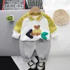 Fabricante Mayorista de Traje de Dos Piezas de Otoño para Niños Sudadera de Manga Larga con Bloques de Color de Oso Sentado para Niño Pantalones Cómodos y Suaves