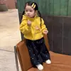 Coleção de inverno 2026 nova para meninas estilo coreano: moletom de fleece amarelo fofo com estampa de estrelas e calça casual com estampa de estrelas