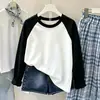 Camiseta base de algodão puro para meninas com blocos de cor curvos, estilo novo para primavera e outono de 2026, camiseta infantil de manga comprida, estilo fino, para crianças de tamanho médio e grande