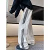 Venta al por mayor de fábrica Pantalones de pierna ancha holgados a rayas de moda Pantalones casuales de bloqueo de color a rayas americanas de tres rayas Pierna recta Pantalones largos de moda