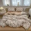 Juego de cama de cuatro piezas de estilo adorable de dibujos animados, amigable con la piel, cómodo, sábana, funda de edredón, juego de tres piezas para cama individual de dormitorio estudiantil.