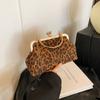 Bolso de Hombro para Axila Estilo Coreano Otoño 2024 Nuevo Moda Retro Casual Ropa de Trabajo Cadena Diagonal Hombro Bolso tipo Concha