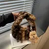 Otoño/Invierno 2026 Nuevo Bolso de Mano de Peluche Tipo Empanada Personalidad de Mujer Elegante Diseño de Nicho Bolso Tote Pequeño de Alto Valor