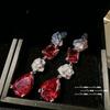 Pendientes de camelia con gema de gota de agua roja granada y rubí. Pendientes vintage de guepardo con circonita en forma de lágrima chapados en oro de 18 quilates.