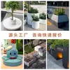 Bancos de fibra de vidrio personalizados de forma irregular para piscinas con árboles, ideales para centros comerciales y parques industriales; estructuras geométricas para árboles que se apoyan en el suelo; bancos para espacios públicos.