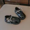 Sapatos Pequenos de Couro Preto para Meninas Primavera e Outono 2026 Sapatos Individuais Estilo Britânico Performance Meninas Crianças Médias e Grandes Solado Macio Sapatos de Princesa para Crianças