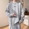Sudadera de cuello redondo con remaches gris claro para hombre, top versátil sin capucha de ajuste holgado para otoño, chaqueta juvenil moderna de estilo americano