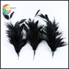 Fábrica de plumas Wenci al por mayor en stock flor de alambre de pluma de pollo broche de pluma de Navidad más cola de gallo negra rasgada